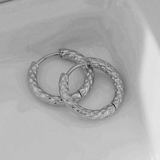 EDGWARE Silver (White Gold): Decorative Hammered Hoop Earrings