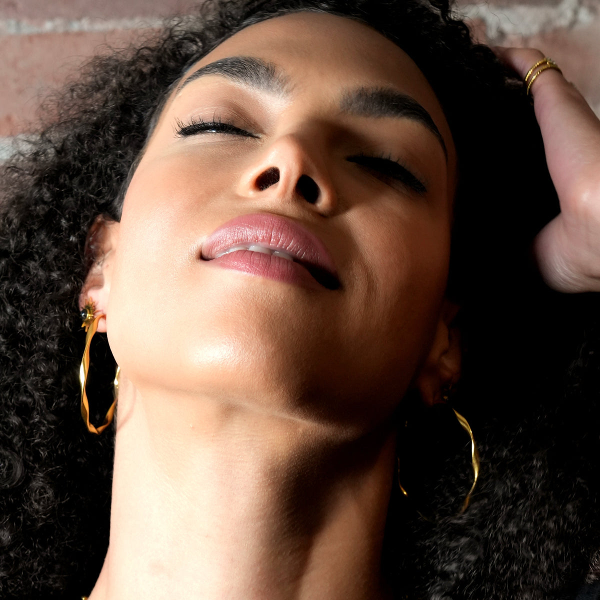 ALICIA Wavy Twist Gold Hoop Earrings