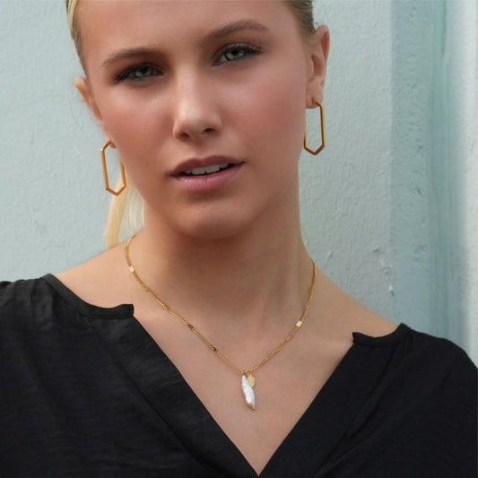ANNECY: Nature Inspired Chic Chain Necklace Enhanced with Baroque Pearl and Leaf Charm