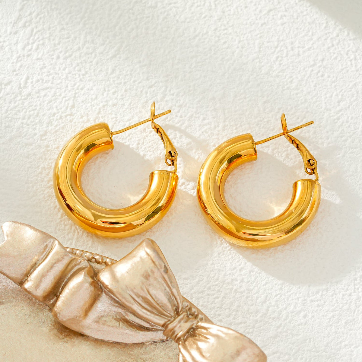 BLYDE Gold: Semi-Wide Essential Mini Hoop Earrings (2.5cm)