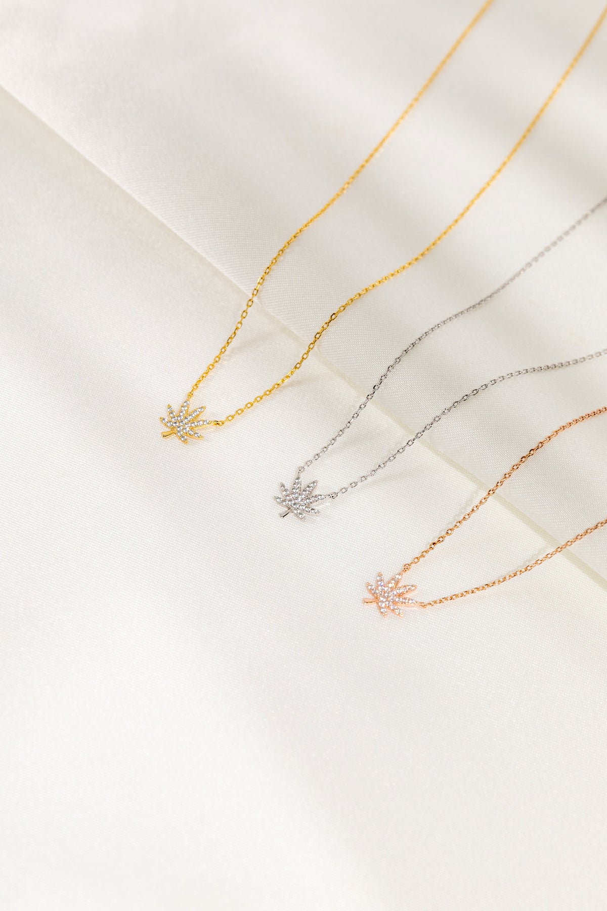 18K GOLD CANNABIS LEAF NECKLACE