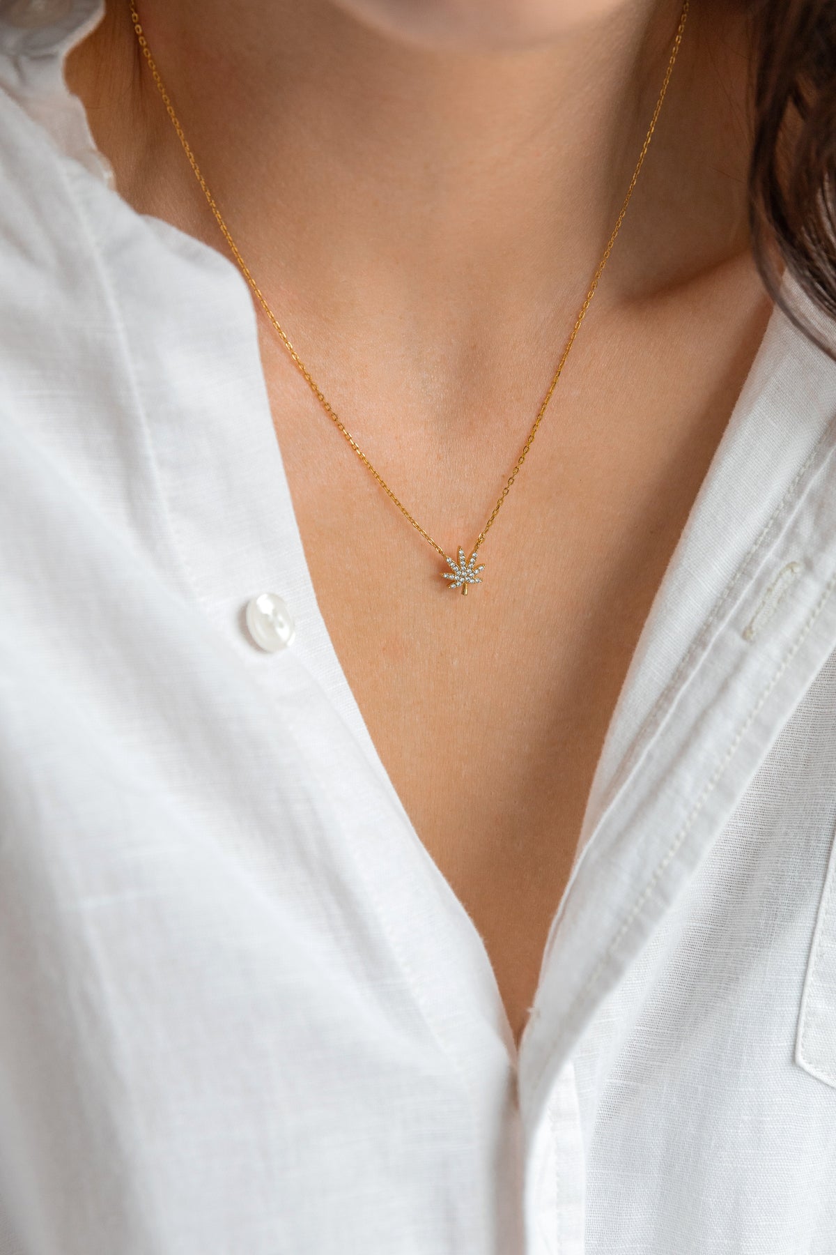 18K GOLD CANNABIS LEAF NECKLACE