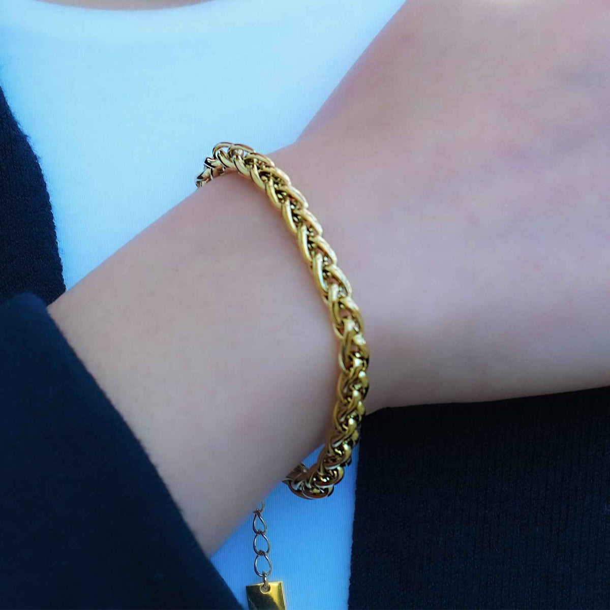 Style CLOVELLY: Interwoven Oval Hoop Chunky Bracelet