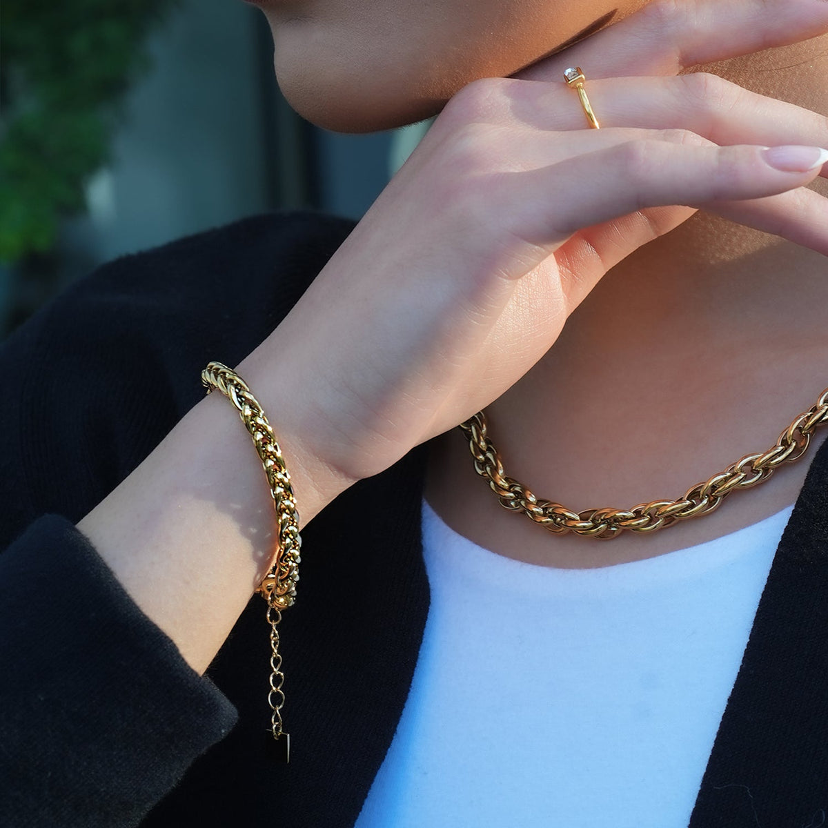Style CLOVELLY: Interwoven Oval Hoop Chunky Bracelet