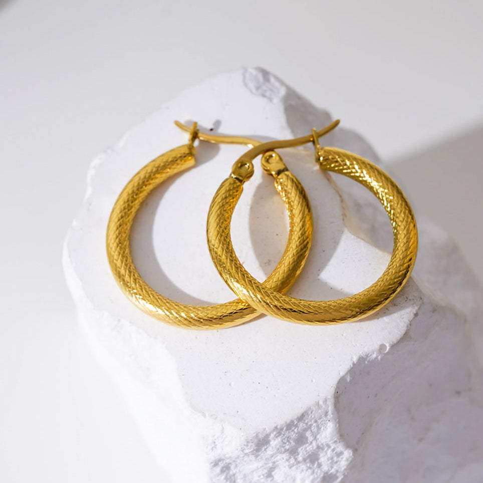 JUNKA Gold: Mid Width Basket Weave Patterned Day-to-Night Hoops