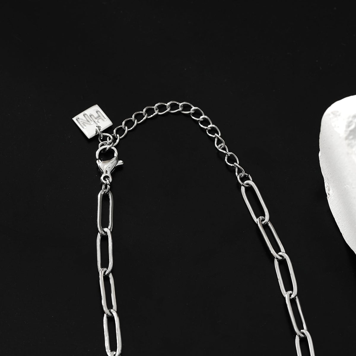 Style KORATIA: Minimalist Chain Necklace with Zirconia Gemstones in Silver
