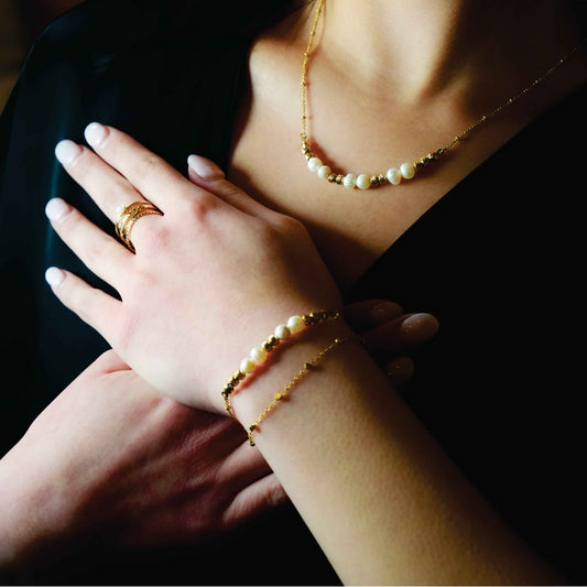 MARENTA: Gilded Harmony Chain Bracelet with Gold Beads and Freshwater Pearls
