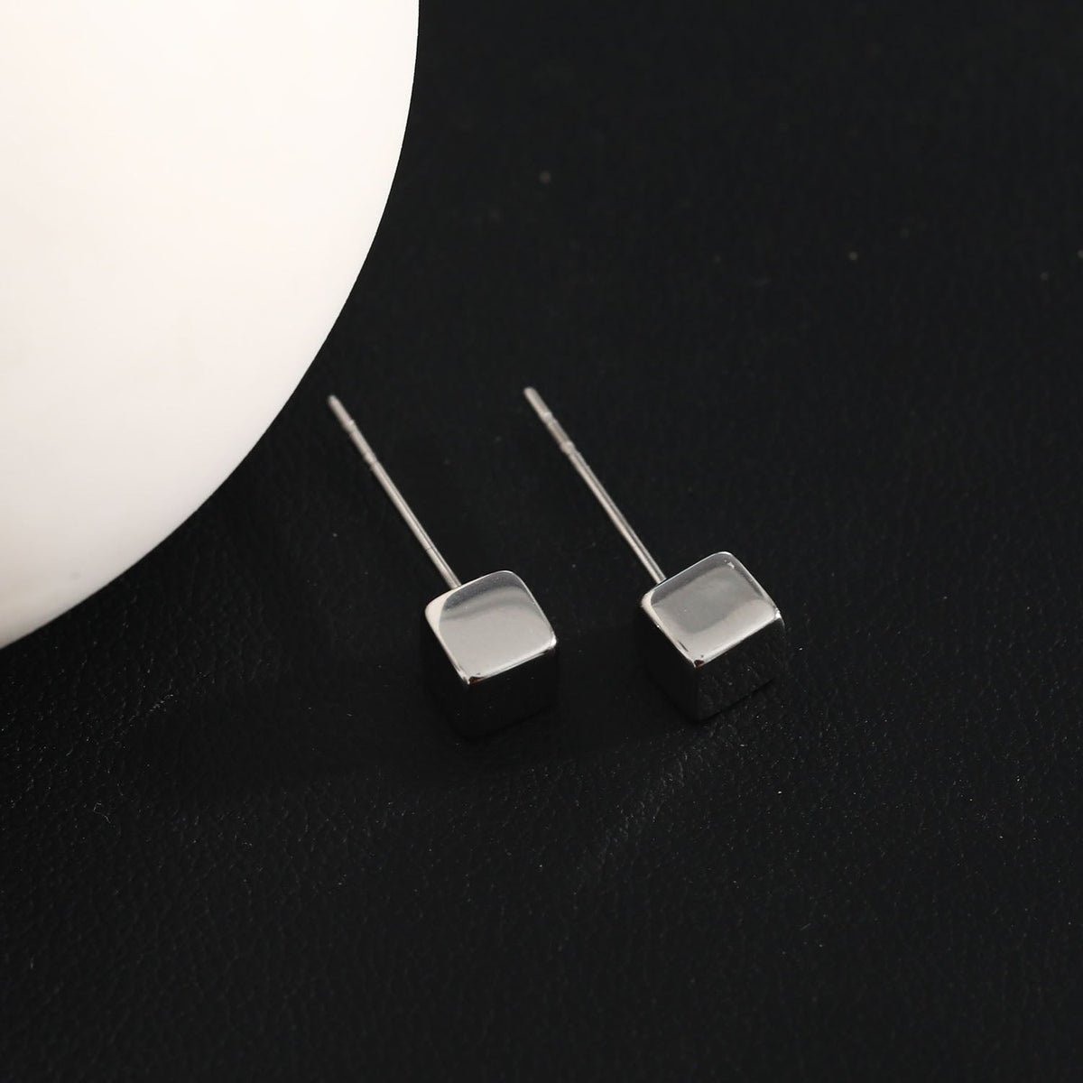 Style SYNNE: Square Bead Minimalist Stud Earrings in Gold & Silver