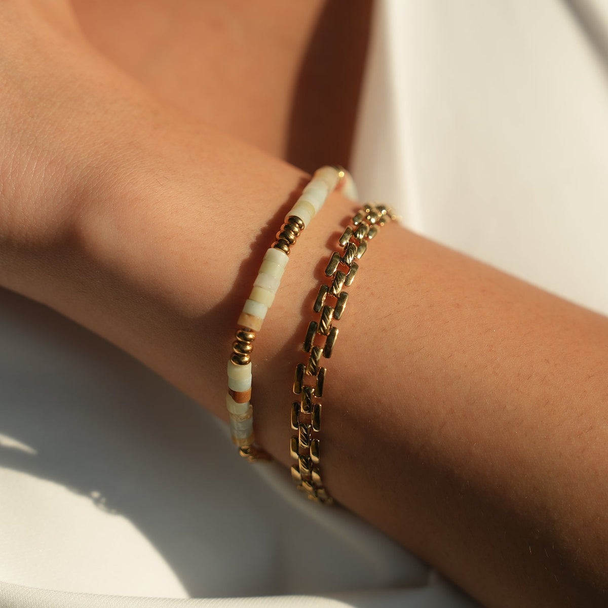 Style PROVINIA: Retro Watch Style Strap Bracelet in Gold