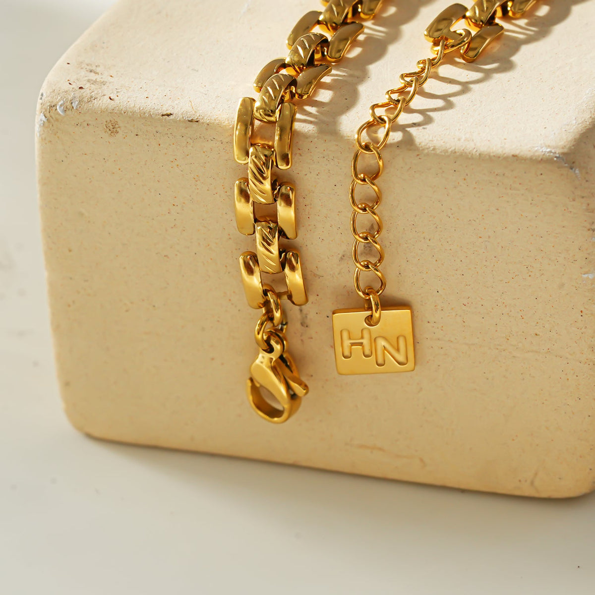 Style KOVVUR: Retro Twin Chain Necklace in Gold