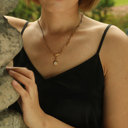 AVERY Charm Necklace Gold