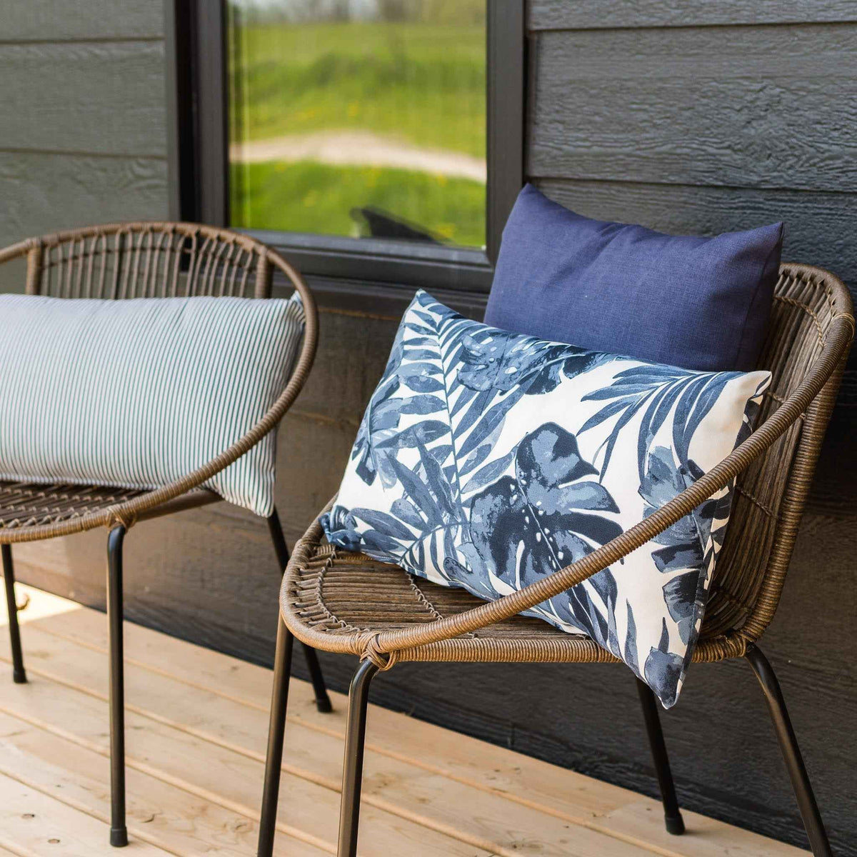OUTDOOR PILLOW - NAVY PALM LEAF LUMBAR