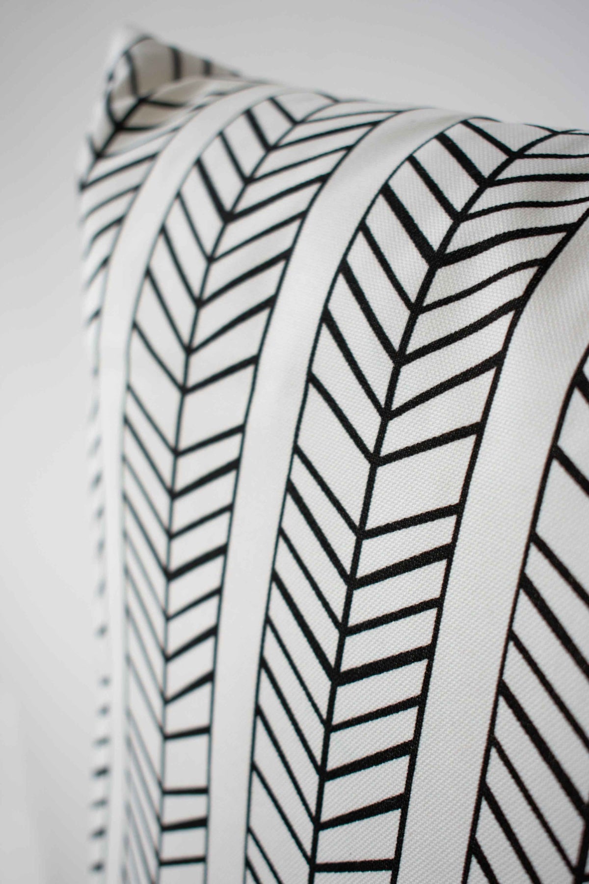 OUTDOOR PILLOW - BLACK AND WHITE 20"