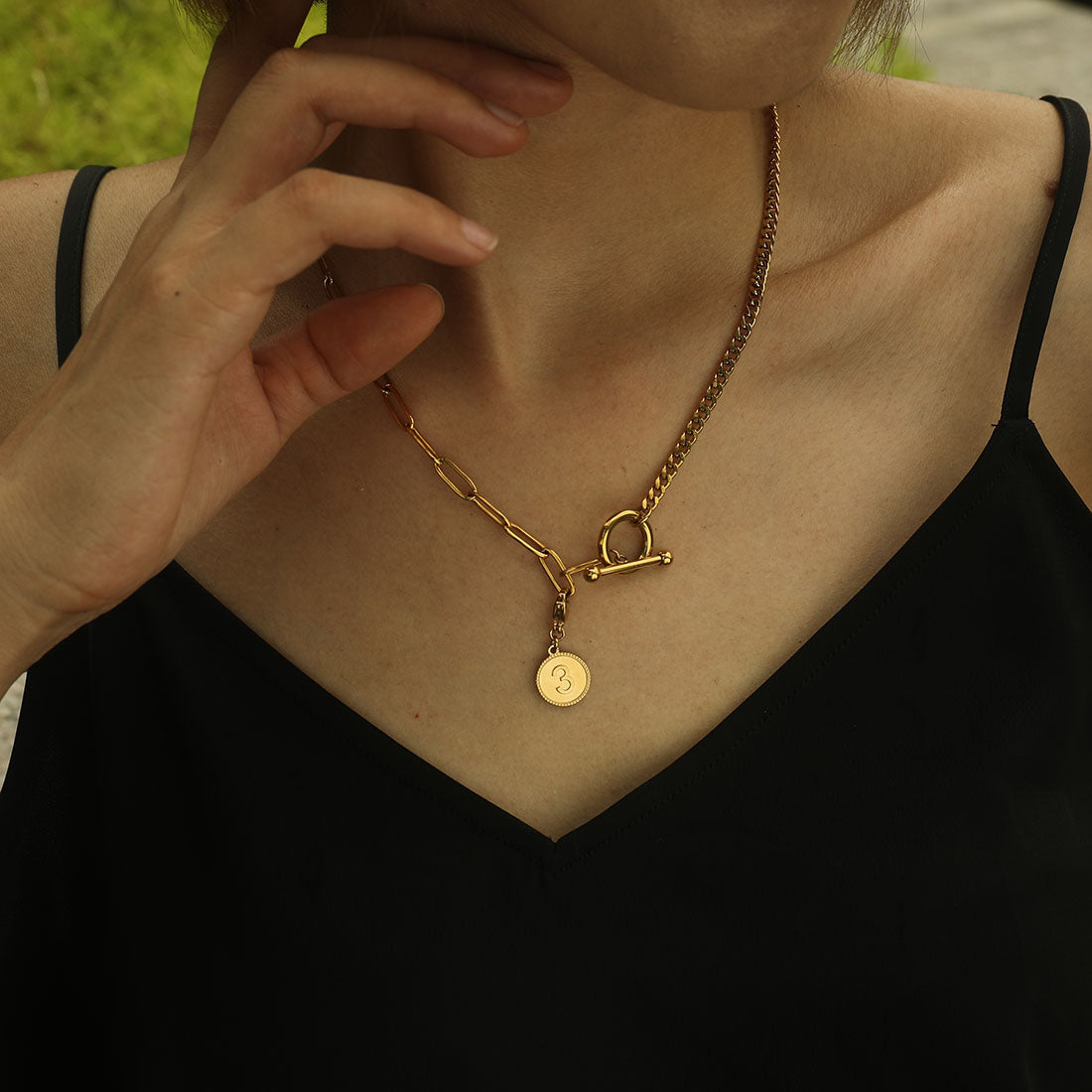 AVERY Charm Necklace Gold