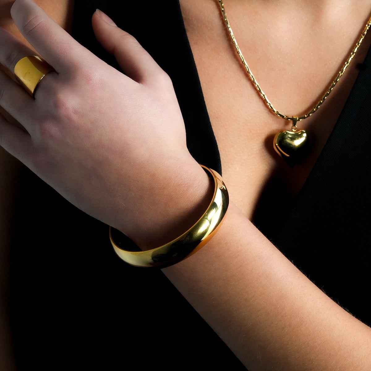 Style UMUAKOT: Mid Width Classic Gold Band Bracelet
