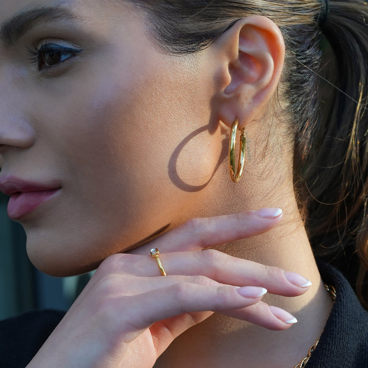 YANNA: Mid-Width Essential Hoop Earrings Gold Size C (3cm)