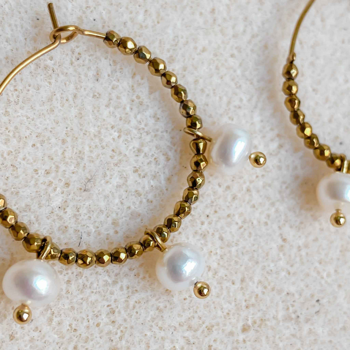 Boucles d’oreilles créoles dorées avec perles d’eau douce | AURÉA
