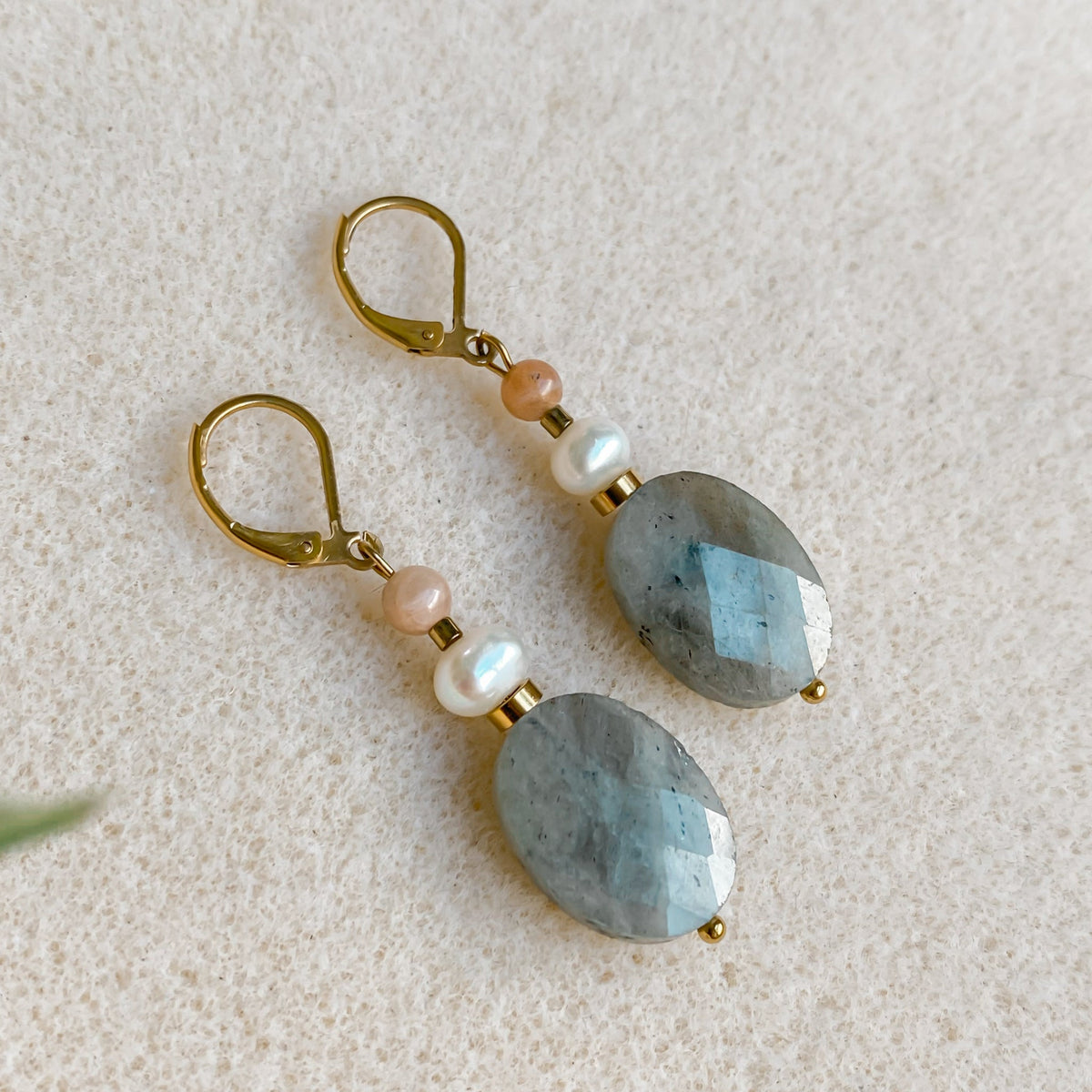 Boucles d’oreilles labradorite dorées pendantes 18K | ATHÉNA