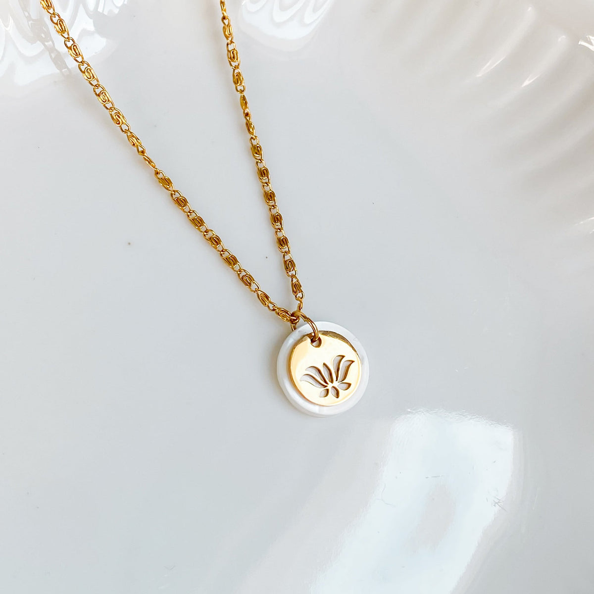 Collier doré en nacre et fleur de lotus | THÉTIS