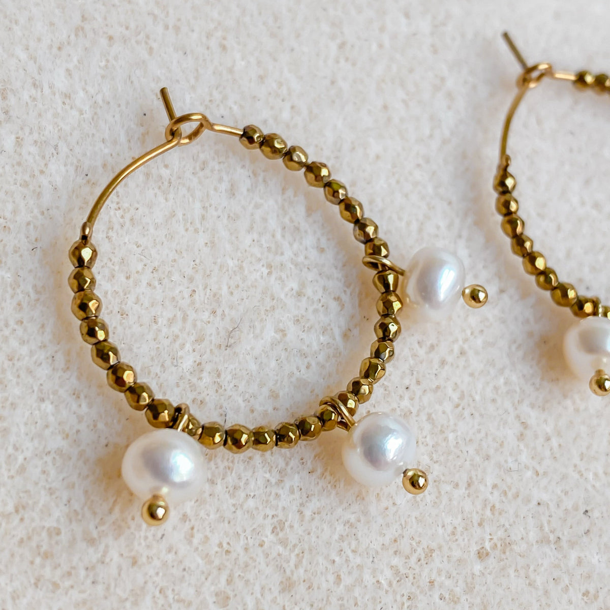 Boucles d’oreilles créoles dorées avec perles d’eau douce | AURÉA