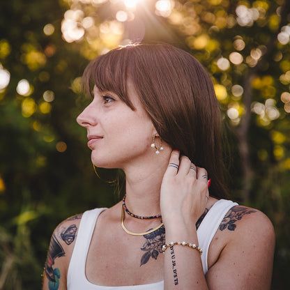 Boucles d’oreilles créoles dorées avec perles d’eau douce | AURÉA