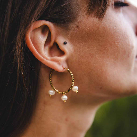 Boucles d’oreilles créoles dorées avec perles d’eau douce | AURÉA